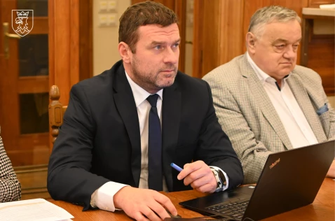 Sekretarz Powiatu Mirosław Golanko oraz radny Włodzimierz Okrajek