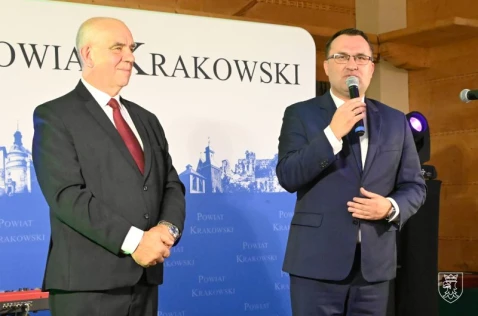 Przemawiający starosta Wojciech Pałka oraz przewodniczący Rady Powiatu Piotr Goraj