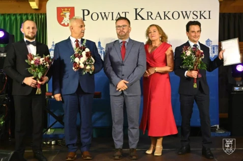 Laureaci nagrody Powiatu w kategorii trener wraz z radną Romaną Maziej-Niewczas i radnym Konradem Szymachą