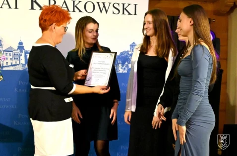 Radna Beata Bartoszek wręcza nagrodę SKS Unique Cheerleaders