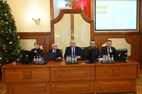 LX sesja Rady Powiatu w Krakowie - starosta, wicestarosta i prezydium Rady za stołem prezydialnym