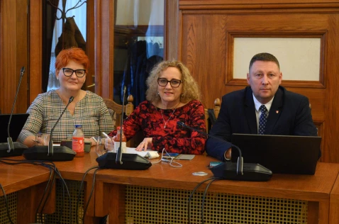 LX sesja Rady Powiatu w Krakowie - radni: Beata Bartoszek, Romana Maziej-Niewczas i Rafał Szczypczyk