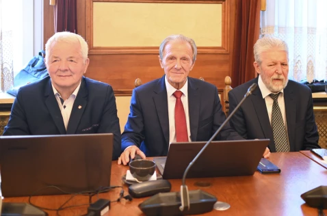 Radni Leszek Dolny, Włodzimierz Tochowicz i Krzysztof Musiał siedzą w sali sesyjnej przy laptopach