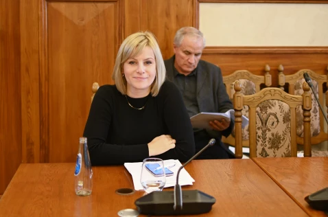 Radna Katarzyna Stadnik siedzi w sali sesyjnej