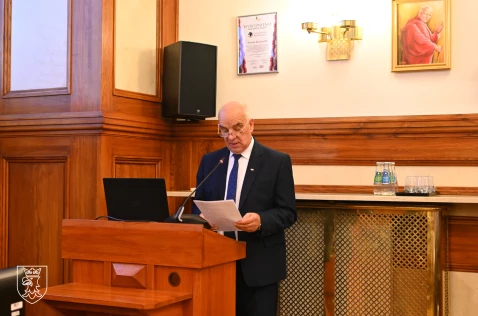 Przewodniczący Rady Powiatu Piotr Goraj przemawia z mównicy w sali sesyjnej