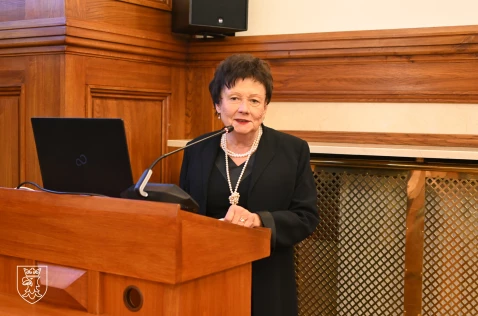 Pani Renata Godyń-Swędzioł przemawia z mównicy w sali sesyjnej
