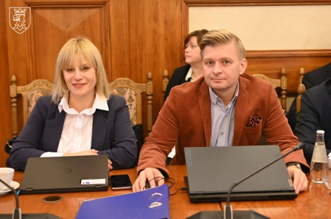 Radna Katarzyna Stadnik oraz radny Łukasz Krupa siedzą w sali sesyjnej