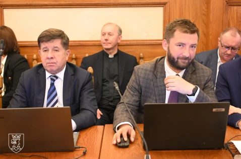 Radni Marian Janicki oraz Grzegorz Małodobry siedzą w sali sesyjnej