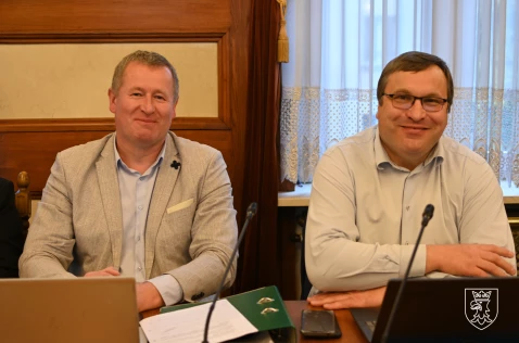 Radni Jarosław Raźny oraz Adam Ślusarczyk siedzą w sali sesyjnej