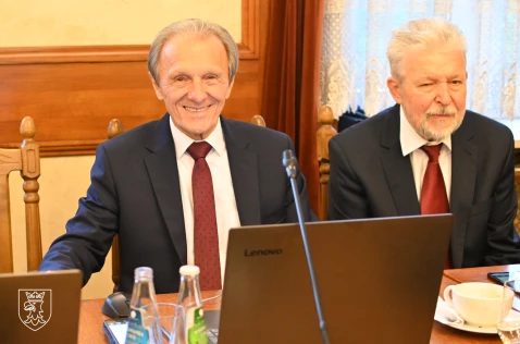 Radni Włodzimierz Tochowicz oraz Krzysztof Musiał siedzą w sali sesyjnej