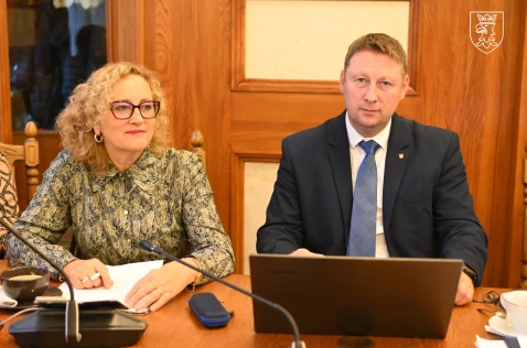 Radna Romana Maziej-Niewczas oraz radny Rafał Szczypczyk siedzą w sali sesyjnej