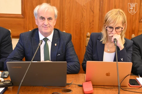 Radny Krzysztof Gębala oraz członek Zarządu Agnieszka Pyla siedzą w sali sesyjnej