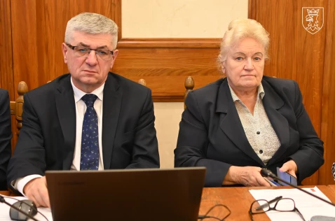 Członkowie Zarządu Tadeusz Nabagło oraz Wanda Kułaj siedzą w sali sesyjnej
