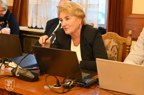 Radna Janina Grela przemawia na sali sesyjnej