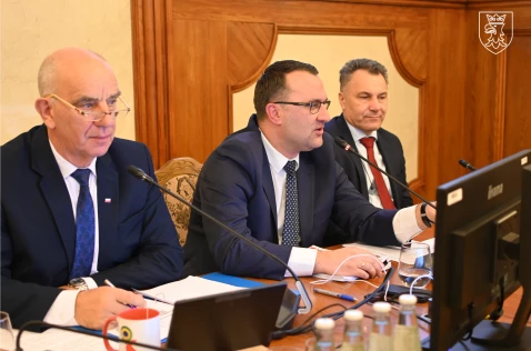 Przewodniczący Rady Powiatu Piotr Goraj, starosta Wojciech Pałka, wicestarosta Arkadiusz Wrzoszczyk siedzą przy stole prezydialnym