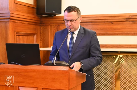 Starosta Wojciech Pałka przemawia z mównicy w sali sesyjnej