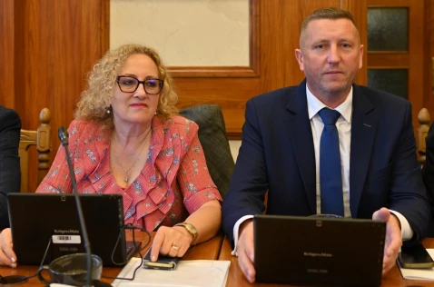 Radna Romana Maziej-Niewczas i radny Krzysztof Krupa siedzą przy laptopach w sali sesyjnej