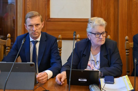 Radna Wanda Kułaj i radny Michał Tochowicz siedzą przy laptopach w sali sesyjnej
