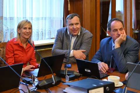 Radna Agnieszka Pyla i radni Adam Ślusarczyk i Grzegorz Kowalik siedzą przy laptopach w sali sesyjnej