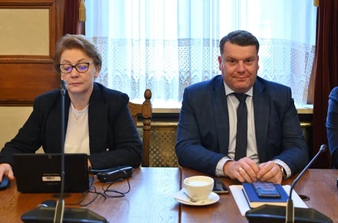 Radna Alicja Wójcik i radny Mariusz Zieliński siedzą przy laptopach w sali sesyjnej