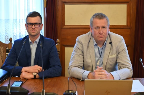 Radni Bartłomiej Szwed i Jarosław Raźny siedzą w sali sesyjnej