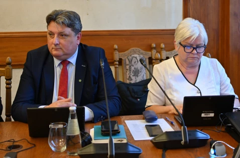 Radna Zofia Pyla i członek Zarządu Janusz Pasternak siedzą przy laptopach w sali sesyjnej