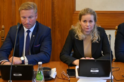 Radna Katarzyna Kulesa i radny Bartłomiej Szczoczarz siedzą przy laptopach w sali sesyjnej