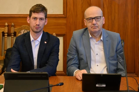 Radny Karol Pawełko i członek Zarządu Wojciech Bosak siedzą przy laptopach w sali sesyjnej