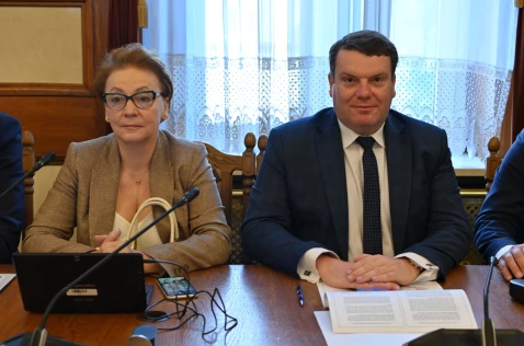 Radna Alicja Wójcik przy laptopie i radny Marusz Zieliński siedzą w sali sesyjnej.
