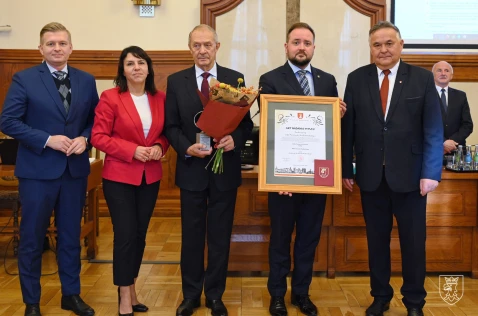 Od lewej: radny Łukasz Krupa, starosta Elżbieta Burtan, Jerzy Wodnicki, wicestarosta Wojciech Pogan, przewodniczący Rady Powiatu Józef Rysak stoją patrząc w obiektyw