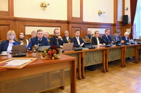 Od lewej - radni: Katarzyna Stadnik, Łukasz Krupa, Grzegorz Nędza, Karol Pawełko, Katarzyna Kulesa, Bartłomiej Szczoczarz, Janusz Pasternak i Zofia Pyla siedzą za stołem obrad.