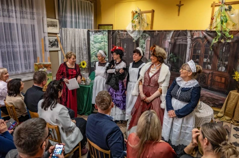 „Herbatka u Dziedziczek” – Fascynująca Podróż w Czasie w Stręgoborzycach!