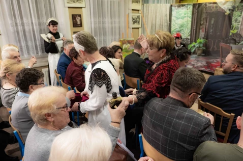 „Herbatka u Dziedziczek” – Fascynująca Podróż w Czasie w Stręgoborzycach!