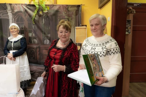 „Herbatka u Dziedziczek” – Fascynująca Podróż w Czasie w Stręgoborzycach!