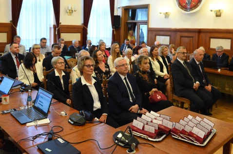 Zasłużeni pracownicy Starostwa Powiatowego w Krakowie i jednostek organizacyjnych siedzą na środku sesyjnej