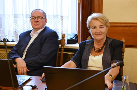 Radna Janina Grela i radny Paweł Kolasa siedzą w sali sesyjnej przy laptopach
