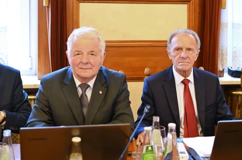 Radni Leszek Dolny i Włodzimierz Tochowicz siedzą w sali sesyjnej przy laptopach