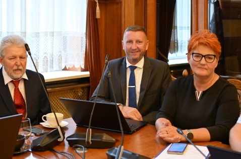 Radna Beata Bartoszek i radni Krzysztof Krupa i Krzysztof Musiał siedzą w sali sesyjnej