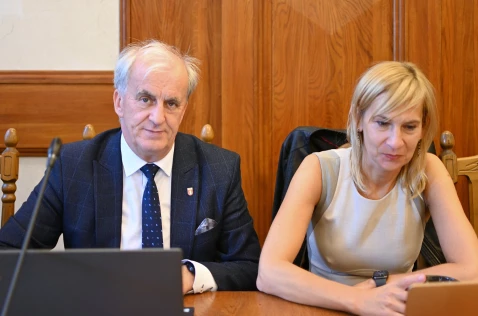 Członek Zarządu Agnieszka Pyla i radny Krzysztof Gębalasiedzą w sali sesyjnej