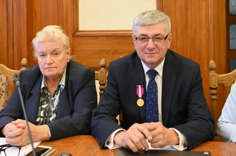 Członek Zarządu Tadeusz Nabagło z Medalem Złotym za Długoletnią Służbę i członek Zarządu Wanda Kułaj siedzą w sali sesyjnej