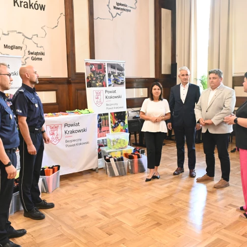 Odblaski dla pierwszoklasistów – powiat krakowski dba o bezpieczeństwo dzieci