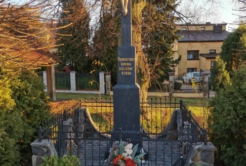 Drewniana rzeźba Chrystusa Ukrzyżowanego na krzyżu we wsi Zelków.jpg