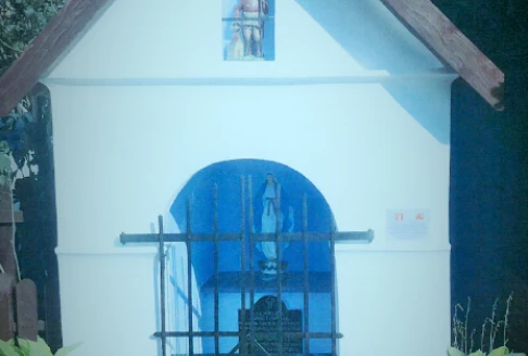 XIX wieczna domkowa murowana kapliczka w Żbiku